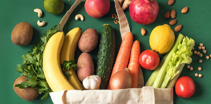 Sac cabas rempli de fruits et l&eacute;gumes